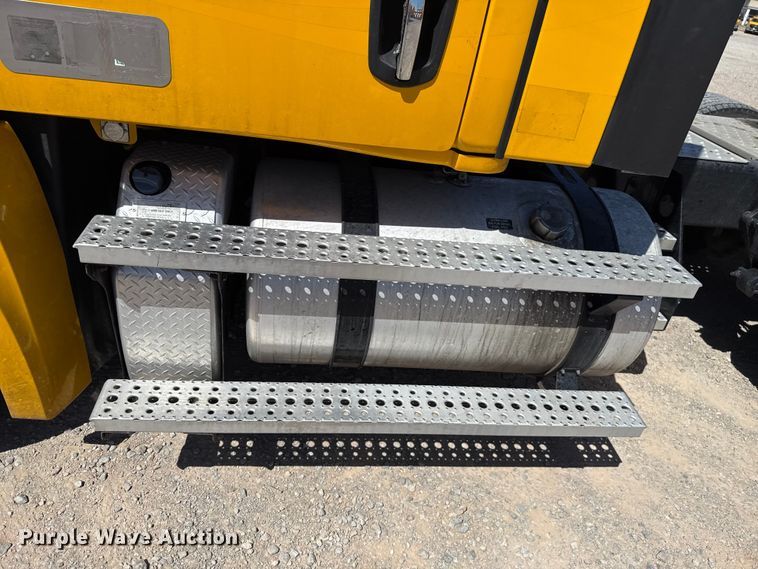 image for item DR1038 2022 Freightliner Cascadia 126 semi truck