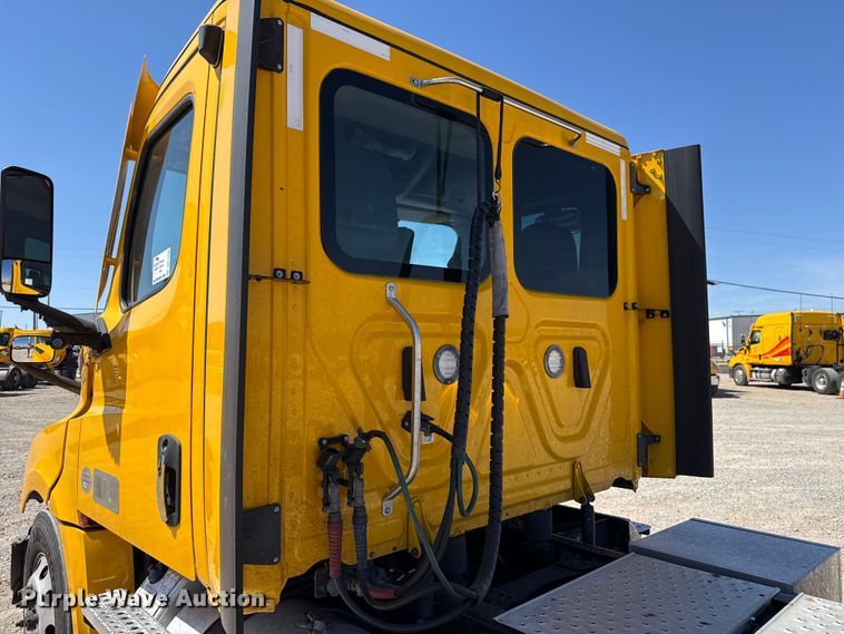 image for item DR1038 2022 Freightliner Cascadia 126 semi truck