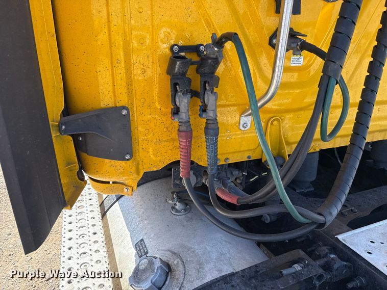 image for item DR1038 2022 Freightliner Cascadia 126 semi truck