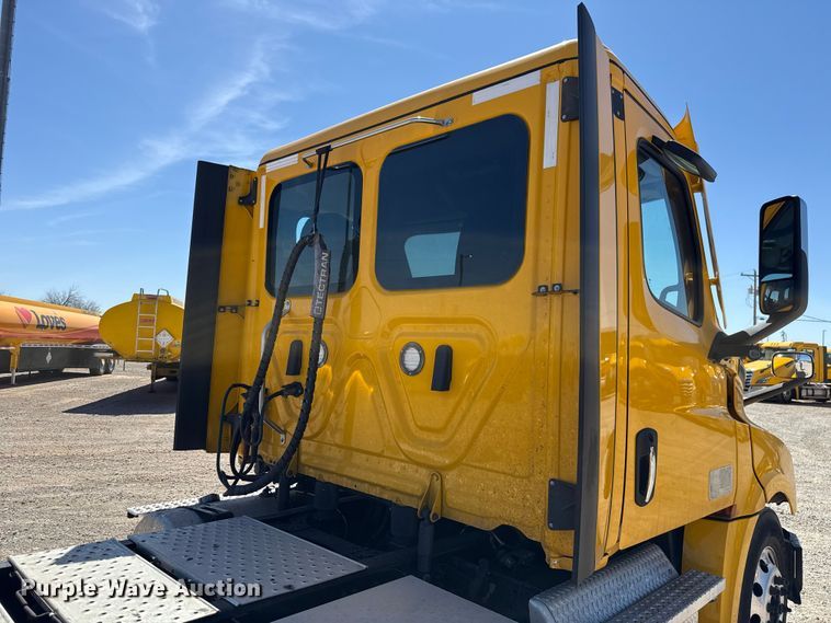 image for item DR1038 2022 Freightliner Cascadia 126 semi truck