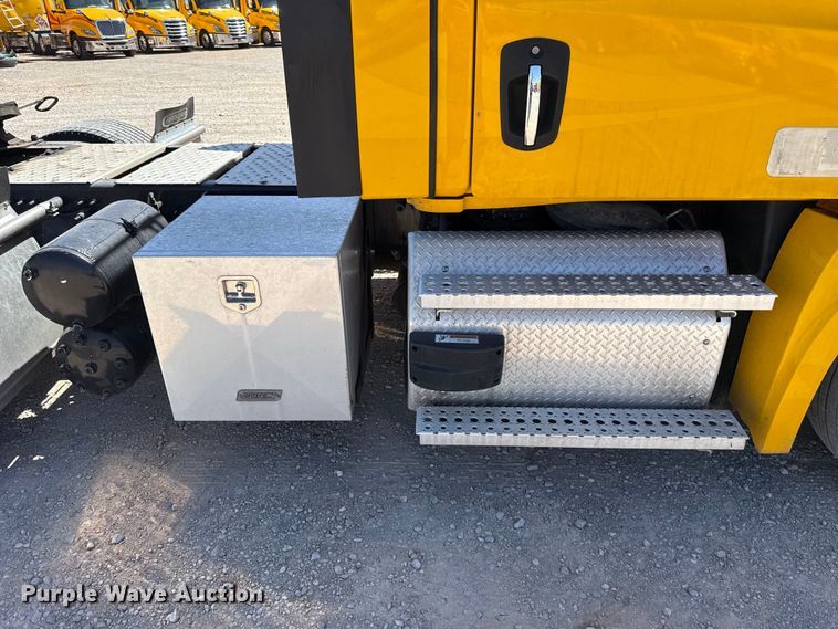 image for item DR1038 2022 Freightliner Cascadia 126 semi truck