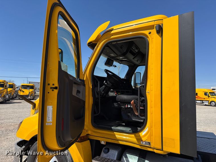 image for item DR1038 2022 Freightliner Cascadia 126 semi truck