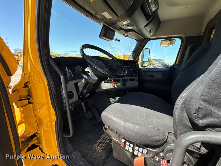 image for item DR1038 2022 Freightliner Cascadia 126 semi truck