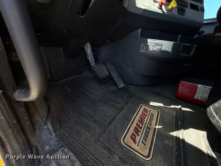 image for item DR1038 2022 Freightliner Cascadia 126 semi truck