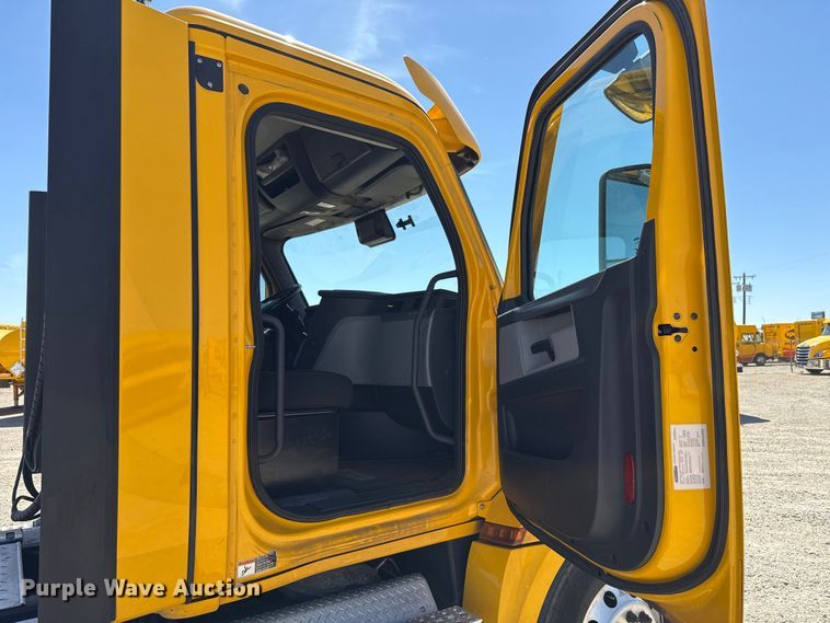 image for item DR1038 2022 Freightliner Cascadia 126 semi truck