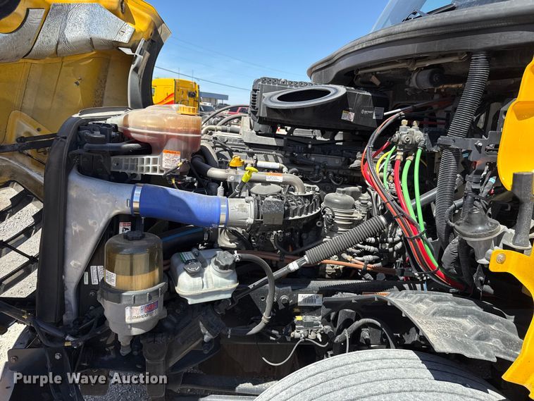 image for item DR1038 2022 Freightliner Cascadia 126 semi truck