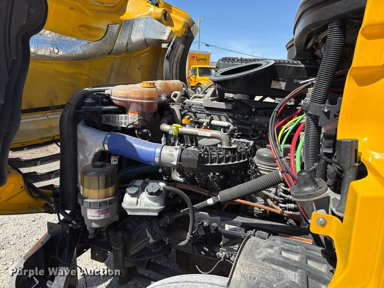 image for item DR1038 2022 Freightliner Cascadia 126 semi truck