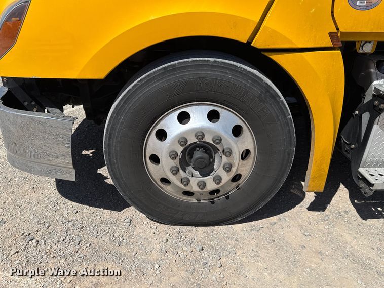 image for item DR1038 2022 Freightliner Cascadia 126 semi truck