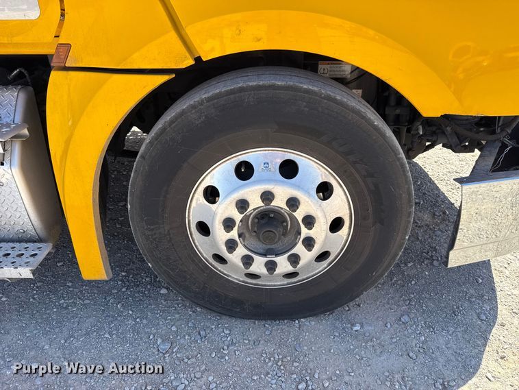 image for item DR1038 2022 Freightliner Cascadia 126 semi truck