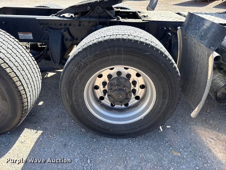 image for item DR1038 2022 Freightliner Cascadia 126 semi truck