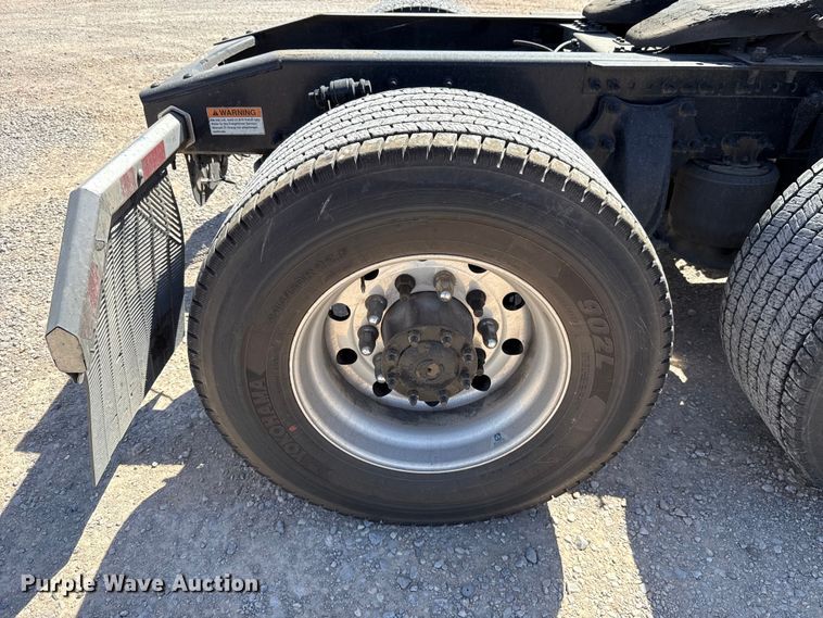 image for item DR1038 2022 Freightliner Cascadia 126 semi truck