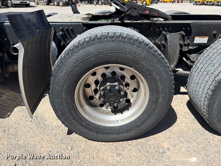 image for item DR1038 2022 Freightliner Cascadia 126 semi truck