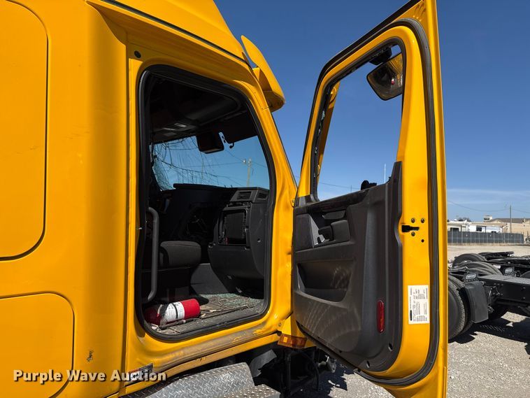 image for item DR1043 2025 Freightliner Cascadia 126 semi truck