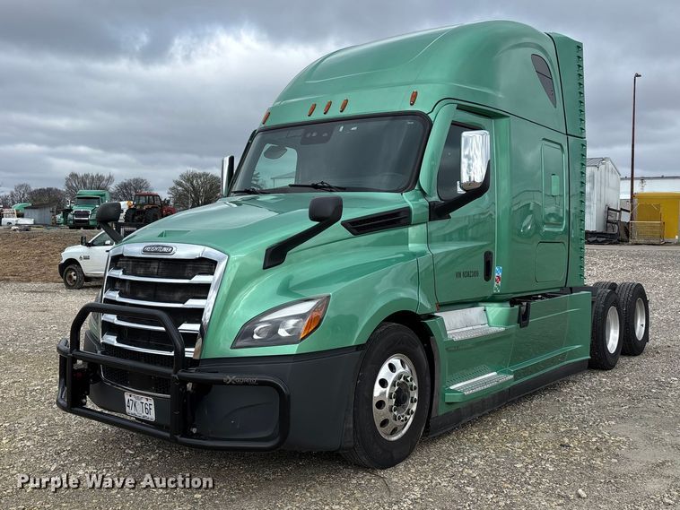 image for item DT0087 2022 Freightliner Cascadia 126 semi truck