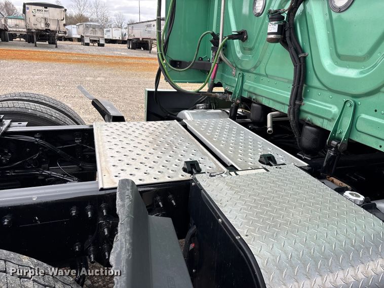 image for item DT0087 2022 Freightliner Cascadia 126 semi truck