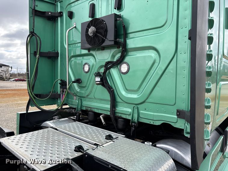 image for item DT0087 2022 Freightliner Cascadia 126 semi truck