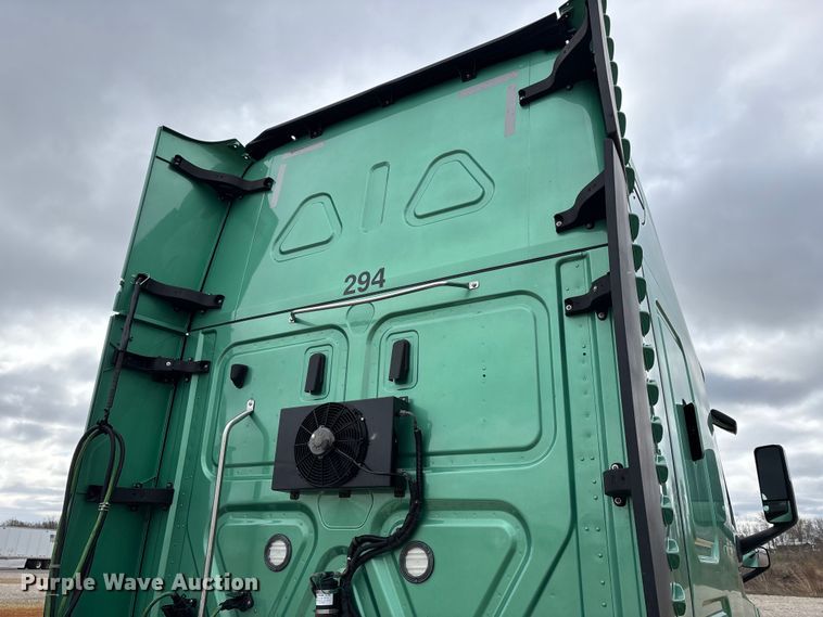 image for item DT0087 2022 Freightliner Cascadia 126 semi truck