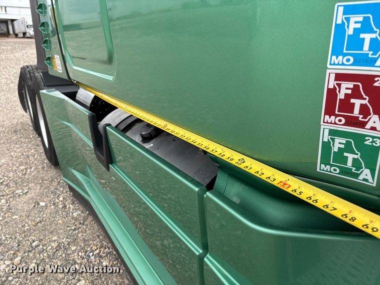 image for item DT0087 2022 Freightliner Cascadia 126 semi truck