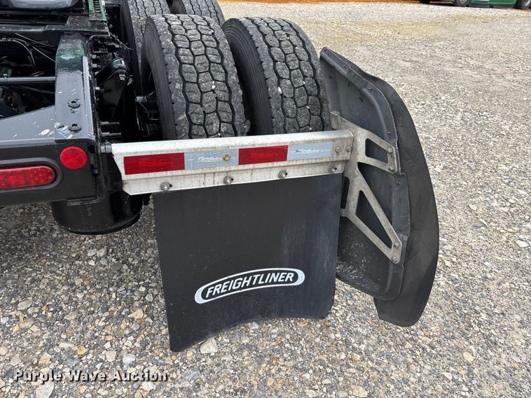 image for item DT0087 2022 Freightliner Cascadia 126 semi truck