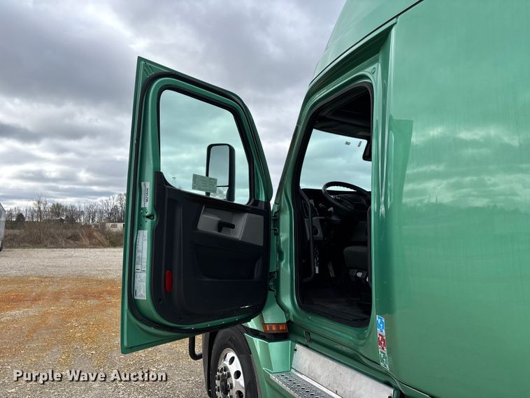 image for item DT0087 2022 Freightliner Cascadia 126 semi truck