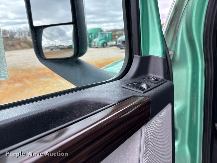 image for item DT0087 2022 Freightliner Cascadia 126 semi truck