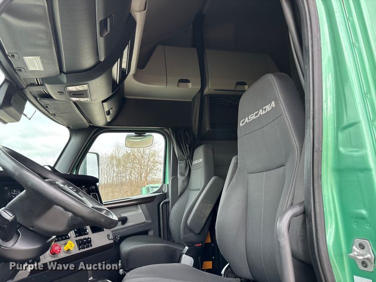 image for item DT0087 2022 Freightliner Cascadia 126 semi truck