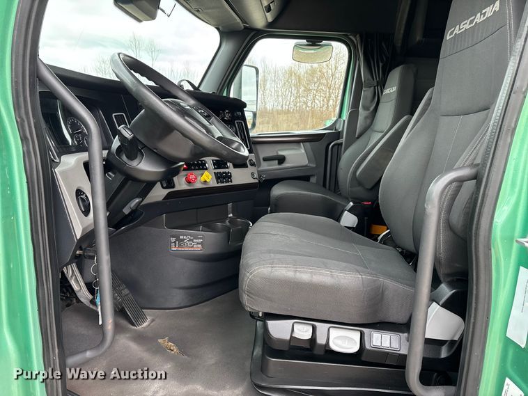 image for item DT0087 2022 Freightliner Cascadia 126 semi truck