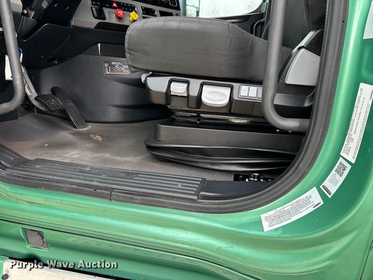 image for item DT0087 2022 Freightliner Cascadia 126 semi truck