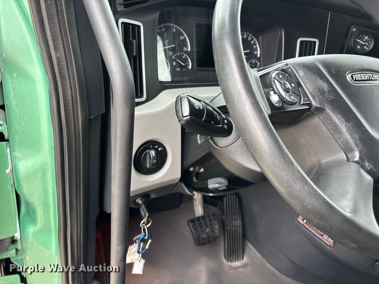 image for item DT0087 2022 Freightliner Cascadia 126 semi truck