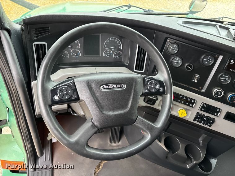 image for item DT0087 2022 Freightliner Cascadia 126 semi truck