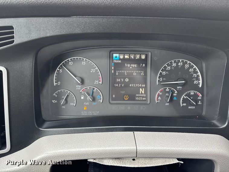 image for item DT0087 2022 Freightliner Cascadia 126 semi truck