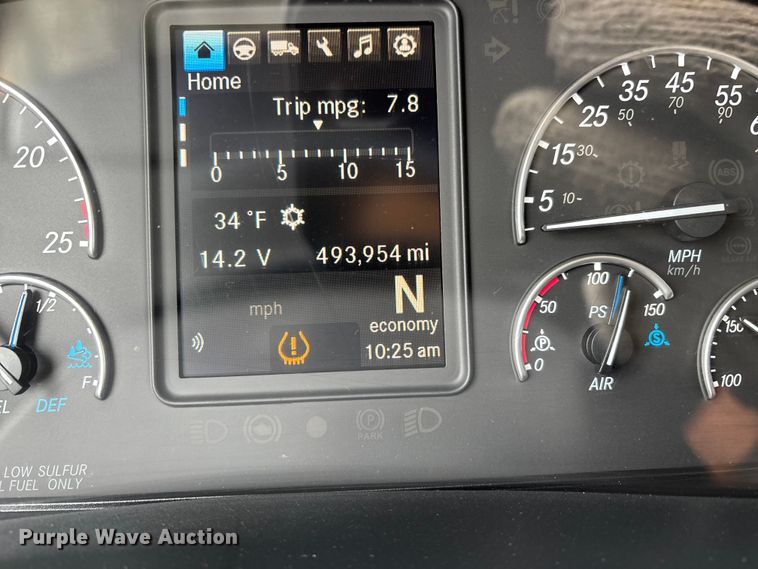 image for item DT0087 2022 Freightliner Cascadia 126 semi truck