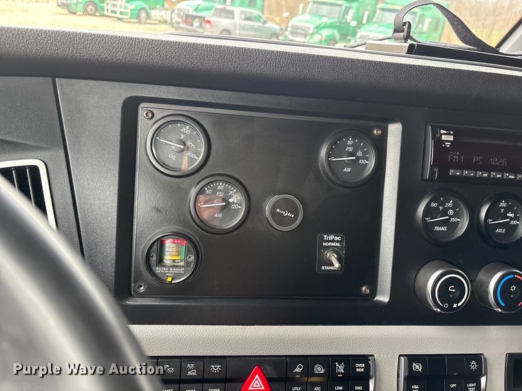 image for item DT0087 2022 Freightliner Cascadia 126 semi truck