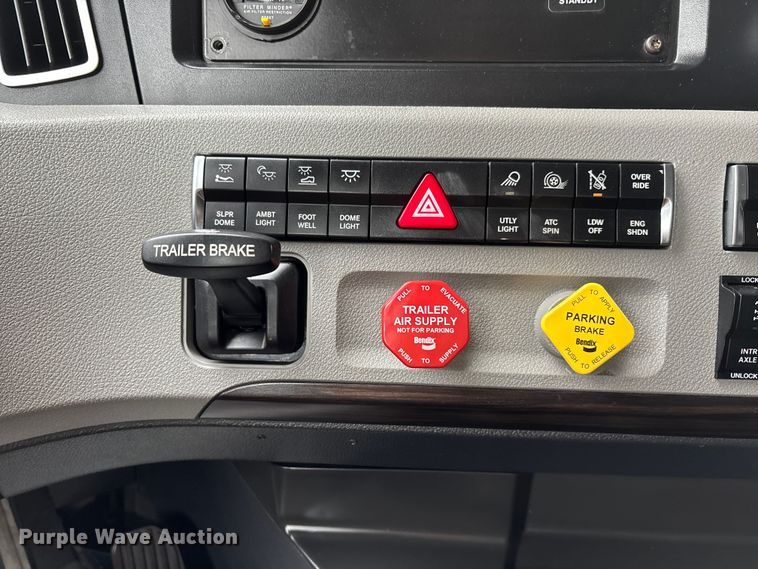 image for item DT0087 2022 Freightliner Cascadia 126 semi truck