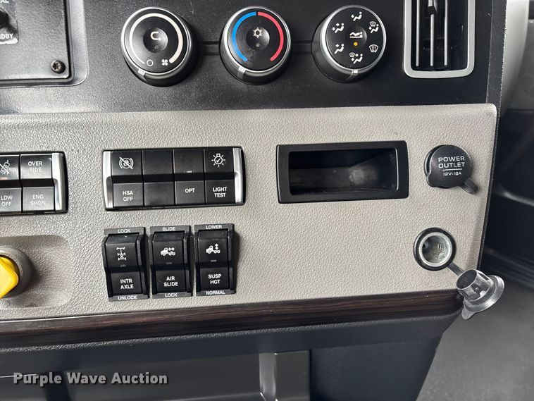 image for item DT0087 2022 Freightliner Cascadia 126 semi truck