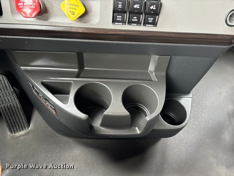 image for item DT0087 2022 Freightliner Cascadia 126 semi truck