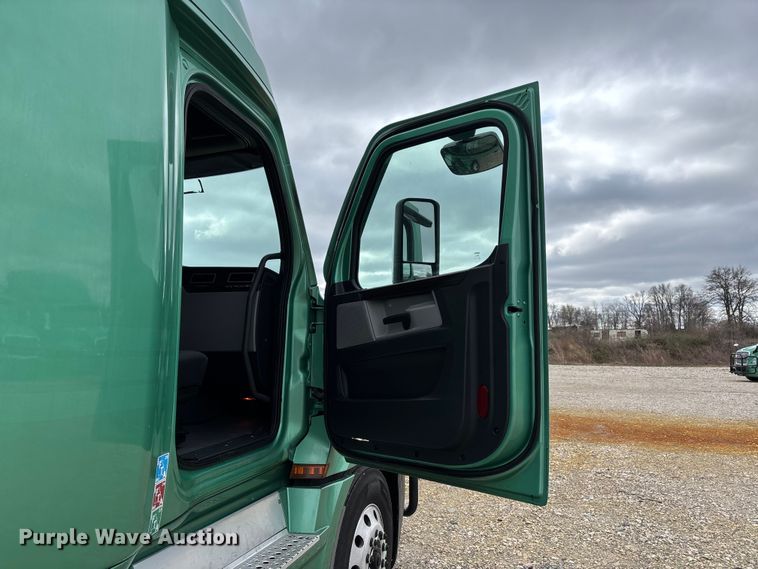 image for item DT0087 2022 Freightliner Cascadia 126 semi truck