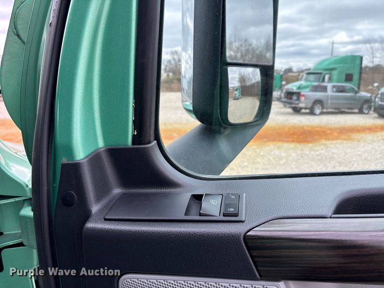 image for item DT0087 2022 Freightliner Cascadia 126 semi truck