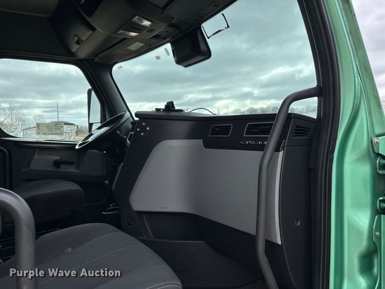 image for item DT0087 2022 Freightliner Cascadia 126 semi truck