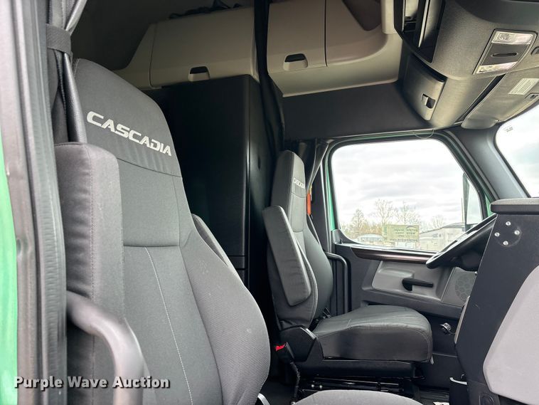 image for item DT0087 2022 Freightliner Cascadia 126 semi truck