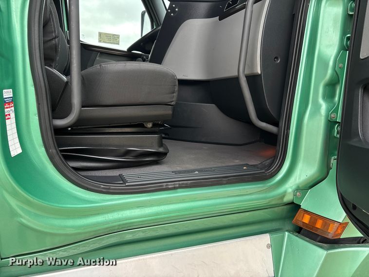 image for item DT0087 2022 Freightliner Cascadia 126 semi truck