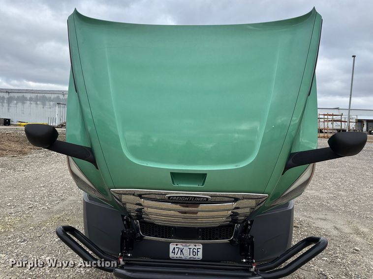 image for item DT0087 2022 Freightliner Cascadia 126 semi truck