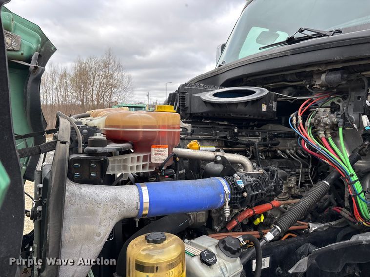 image for item DT0087 2022 Freightliner Cascadia 126 semi truck