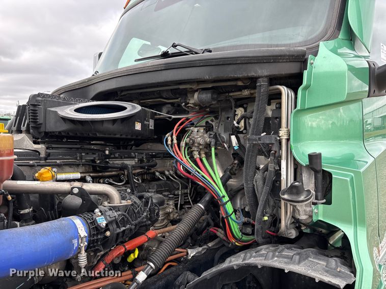 image for item DT0087 2022 Freightliner Cascadia 126 semi truck