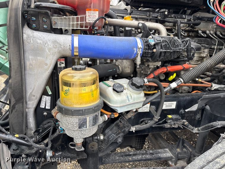 image for item DT0087 2022 Freightliner Cascadia 126 semi truck