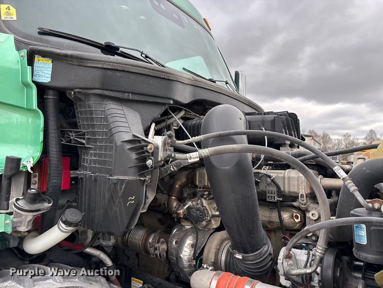 image for item DT0087 2022 Freightliner Cascadia 126 semi truck