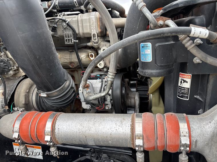 image for item DT0087 2022 Freightliner Cascadia 126 semi truck