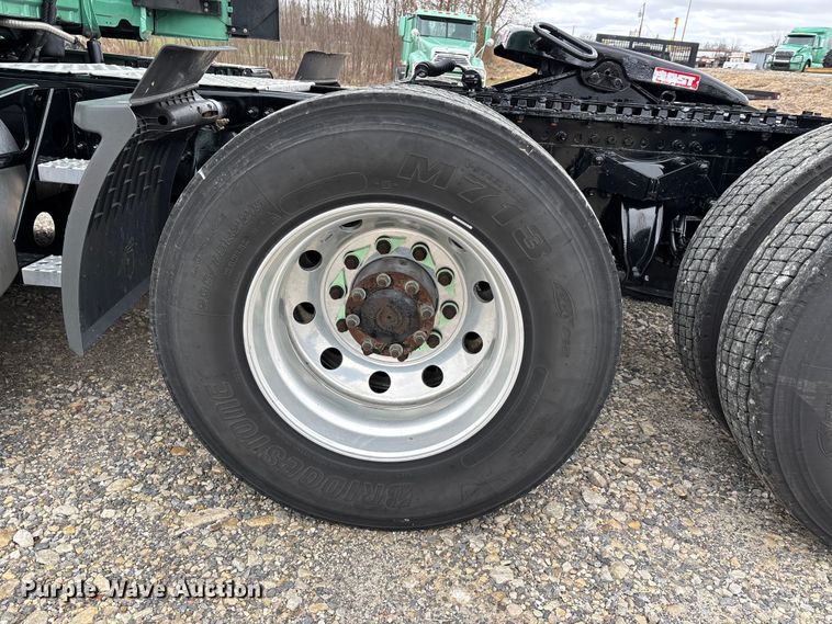 image for item DT0087 2022 Freightliner Cascadia 126 semi truck