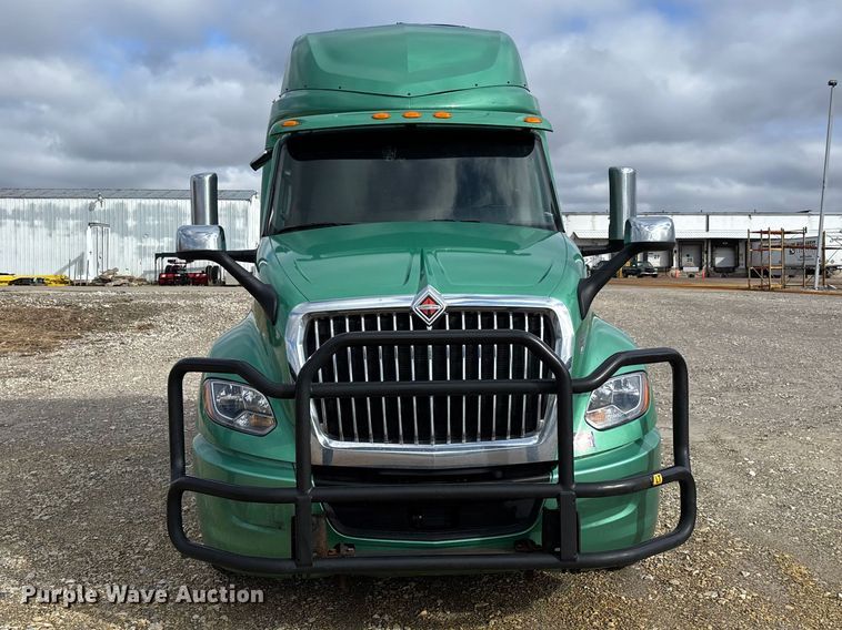 image for item DT0088 2022 International LT625 semi truck
