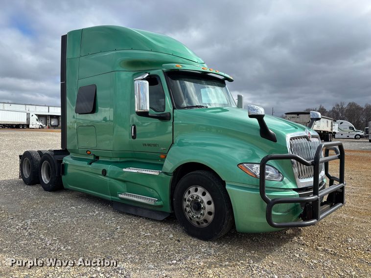 image for item DT0088 2022 International LT625 semi truck